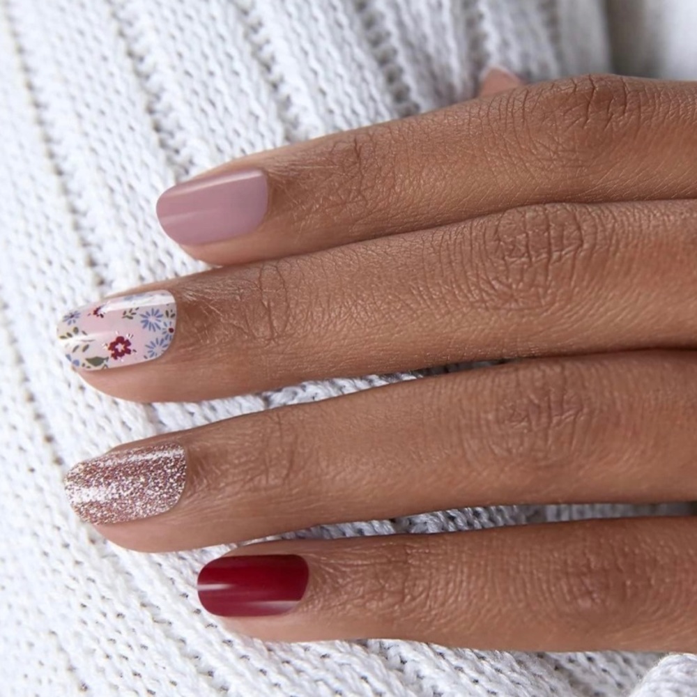 Dashing Diva Gloss Nail Strips – 32 Ct Mauve & Floral Mix